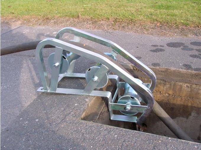 Heavy Duty Tubular Steel Cable Guide Rollers Bend And Manhole Entry